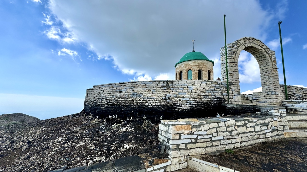 Grabmal auf dem Gipfel bei 2400m Höhe in Albanien