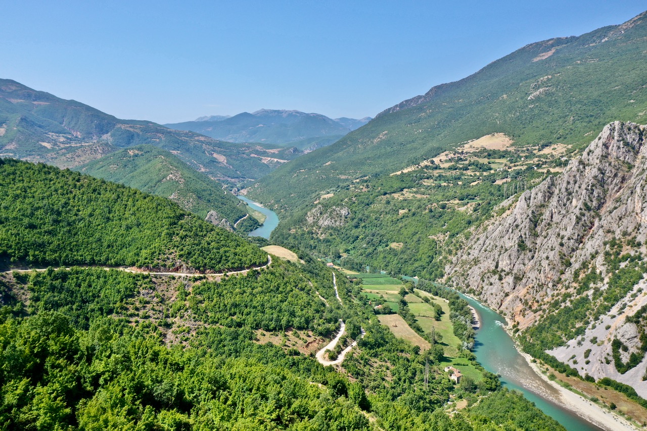 Offroadstrecke durch das Drintal in Albanien