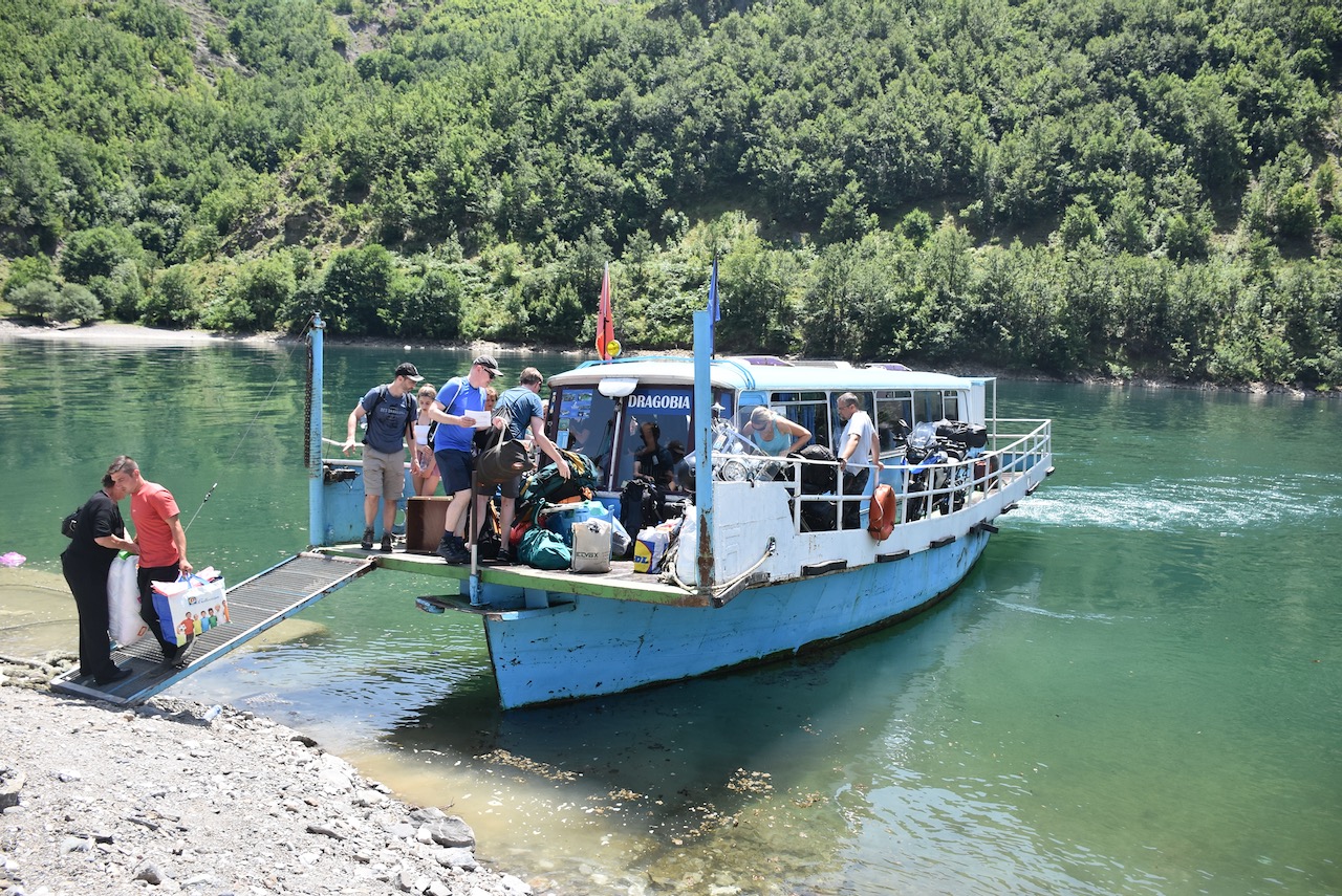 Motorradfähre auf dem Koman Stausee in Albanien