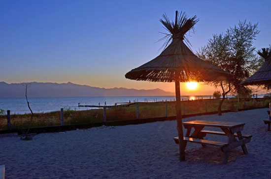 Shkodra_Lake_Resort_Beach_Sonnenuntergang