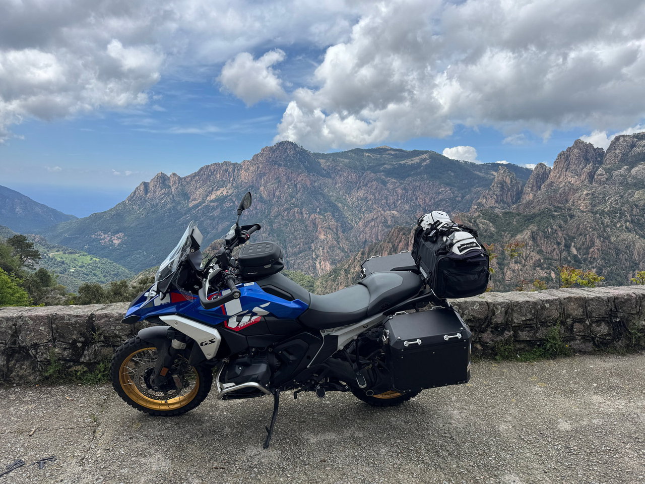 Mit dem Motorrad durch die Bergwelt von Korsika