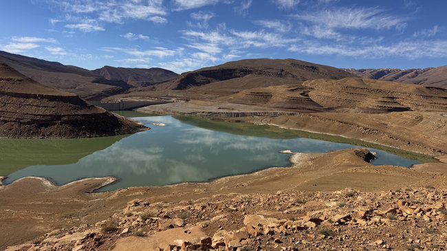 Lac de barrage bleu au milieu des montagnes arides du sud du Maroc
