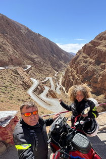 Célèbres virages serrés en épingle qui serpentent à travers les paysages rocheux du Maroc