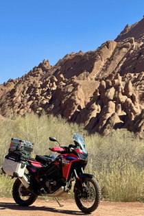 Route de montagne asphaltée pendant un voyage à moto dans le sud du Maroc