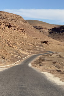 Route de montagne isolée offrant une vue dégagée sur le paysage aride