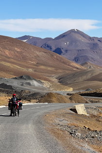 Vue panoramique sur les montagnes isolées du sud du Maroc
