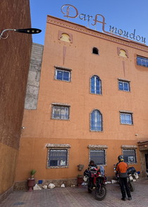 Aperçu du paysage montagneux lors du circuit moto à travers l’Atlas marocain