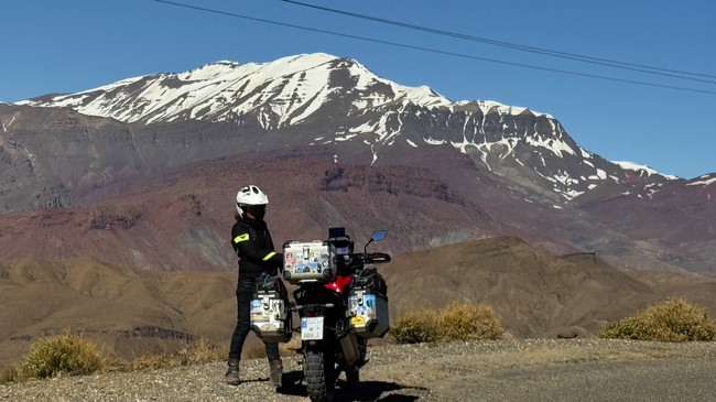 Maroc MM11 – L’ancienne piste tout-terrain est aujourd’hui asphaltée Route de montagne asphaltée sur une ancienne piste tout-terrain dans l’Atlas marocain