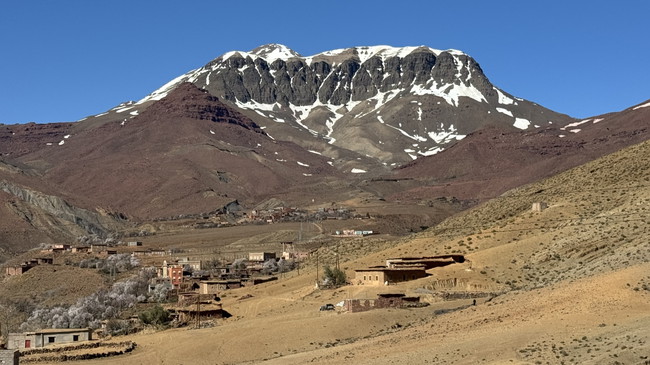 Maroc MM11 – Descente depuis le col le plus élevé de l’étape Vue sur le paysage montagneux pendant la descente depuis le point culminant de l’étape