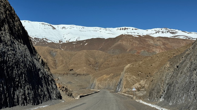 Maroc MM11 – Franchissement des cols élevés de l’Atlas Paysage montagneux et route de col lors du circuit moto dans l’Atlas, à plus de 2 000 mètres d’altitude