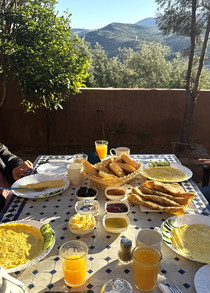 Petit-déjeuner dans le jardin de notre hébergement Petit-déjeuner dans le jardin de notre hébergement avant le circuit moto au Maroc