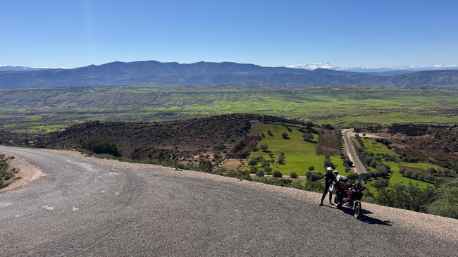 Maroc MM11 – Vaste paysage montagneux le long de la route de l’Atlas Vue sur les vastes paysages montagneux arides le long de l’itinéraire moto dans l’Atlas marocain