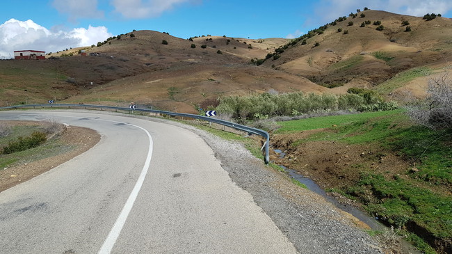 Poursuite de la route vers le nord Circuit moto sur une route en direction du nord à travers le Moyen Atlas