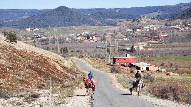 En route à travers l’arrière-pays Route traversant l’arrière-pays rural du Moyen Atlas au Maroc