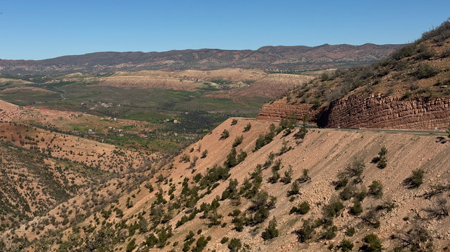 Route de montagne sinueuse dans le Moyen Atlas Itinéraire moto à travers les routes sinueuses du Moyen Atlas au Maroc