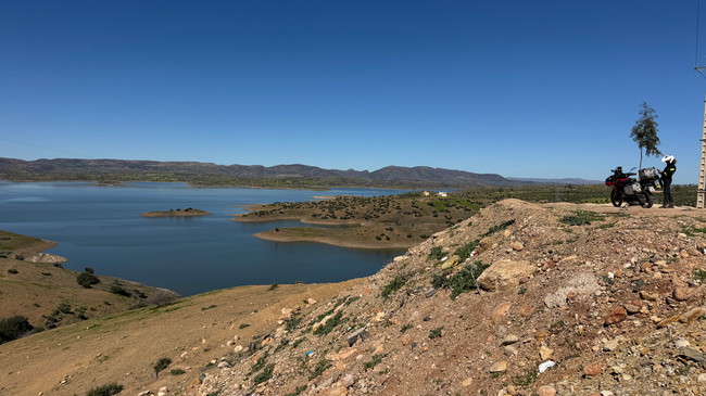 Lac de montagne dans l’arrière-pays marocain Lac de montagne paisible dans les paysages marocains, le long de notre itinéraire à moto