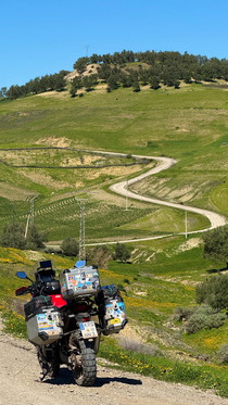 Tronçon de piste non goudronnée sur l’itinéraire secondaire authentique en direction de Chefchaouen