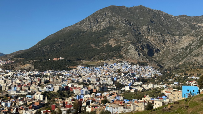 Chefchaouen – premier aperçu de la ville bleue Première vue panoramique sur Chefchaouen, la célèbre ville bleue accrochée au flanc de la montagne