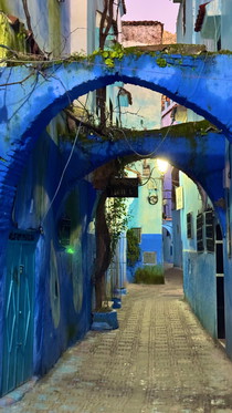 Les ruelles bleues de Chefchaouen le soir Ruelle bleue de Chefchaouen au crépuscule