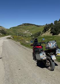 Asphalte dégradé sur cette route secondaire isolée Petite route secondaire avec des portions d’asphalte dégradé sur notre circuit moto au Maroc