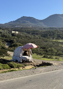 Routes isolées et collines verdoyantes au Maroc Aperçu de l’itinéraire moto à travers les collines verdoyantes du Maroc