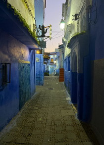 Ambiance du soir dans la ville bleue Scène du soir dans la vieille ville de Chefchaouen aux façades bleues