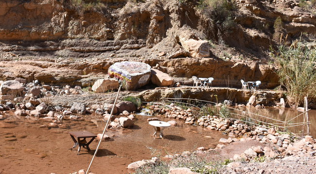 Manger au beau milieu de la rivière Tables colorées et espaces de restauration installés directement dans le lit de la rivière