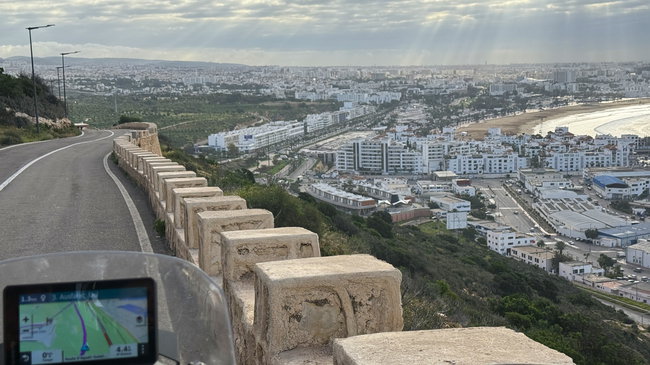 Point de vue au-dessus de la ville avec panorama sur l’Atlantique et les paysages de l’intérieur du pays
