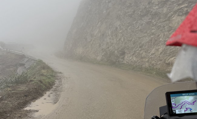 Route de montagne dans le Haut Atlas sous une pluie naissante, à mesure que l’altitude augmente