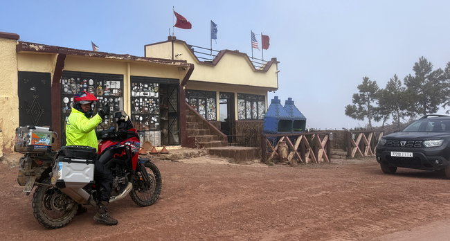 Sommet du col à environ 2 093 mètres dans le Haut Atlas, avec un petit refuge