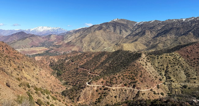 Route de col sinueuse à travers les montagnes du Haut Atlas pendant la descente