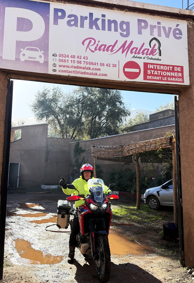 Voyage à moto au Maroc MM6 – Petit-déjeuner dans l’ancienne kasbah Petit-déjeuner dans une pièce traditionnelle de l’ancienne kasbah, avec une cheminée historique et une atmosphère rustique