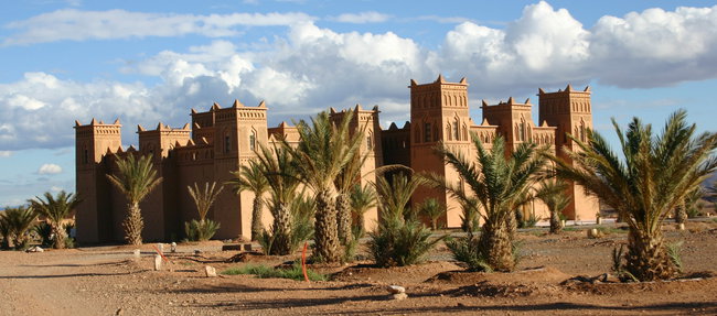 Paysage et constructions traditionnelles en terre le long d’un itinéraire historique reliant d’anciennes kasbahs dans le sud du Maroc