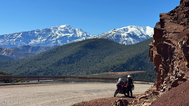 Route de montagne dans le Haut Atlas, avec de nombreux virages et une vue sur les massifs environnants