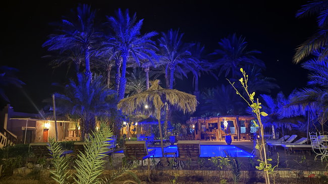 Restaurant de l’hébergement dans le sud du Maroc, idéal pour terminer agréablement cette longue étape à moto