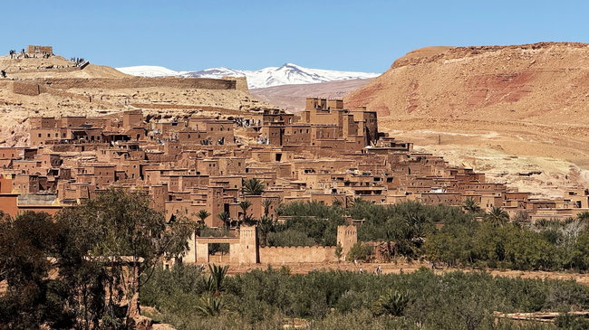 Vue sur une kasbah historique et les paysages arides environnants dans le sud du Maroc