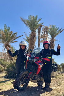 Voyage moto au Maroc MM8 – À travers les paysages désertiques et arides Paysage désertique aride le long de la route en direction du Sahara