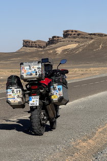 Voyage moto au Maroc MM8 – Routes désertes dans le sud du Maroc Vue sur une route désertique isolée et les vastes paysages arides le long de l'itinéraire moto