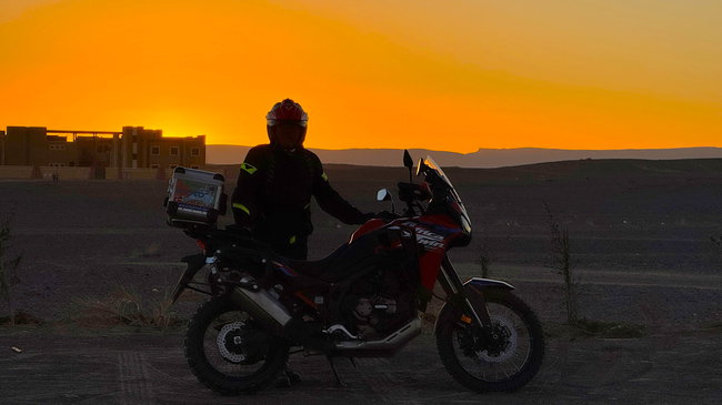 Voyage moto au Maroc MM8 – Lumière du soir sur les dunes de sable du Sahara Ambiance du soir sur les dunes de sable du Sahara, baignées d'une lumière chaude juste avant le coucher du soleil