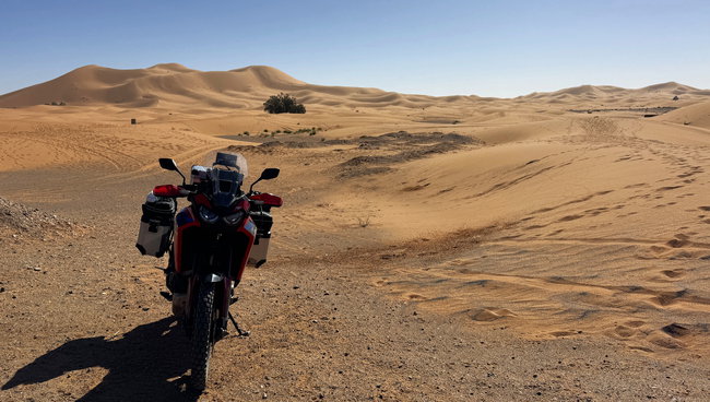 Motos devant les dunes marocaines Arrêt photo avec les motos dans le paysage de dunes du Sahara