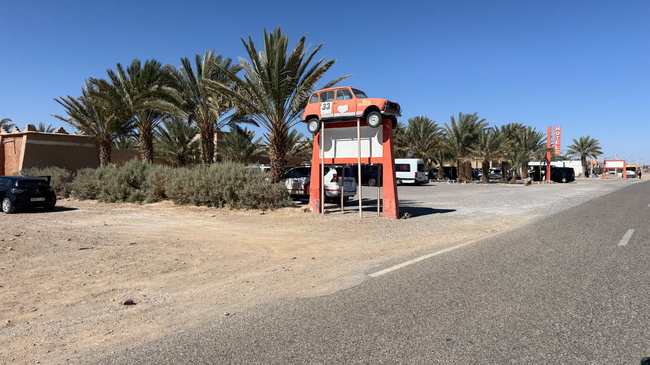 La route des palmiers à travers les oasis marocaines Des palmeraies bordent la route qui traverse les paysages arides du sud du Maroc