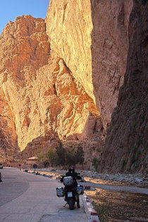 Voyage à moto à travers des gorges étroites bordées de hautes parois rocheuses