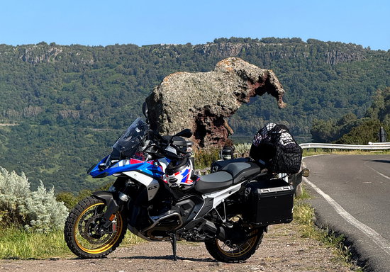 Mit dem Motorrad durch Sardinien vorbei am Elefantenkopf (Bild)
