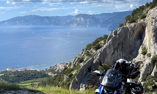 Von Cala Ganone über die Bergwelt geht es mit dem Motorrad durch Sardinien nach Norden Richtung Olbia