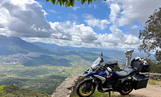 Von Cala Ganone über die Bergwelt geht es mit dem Motorrad durch Sardinien nach Norden Richtung Olbia