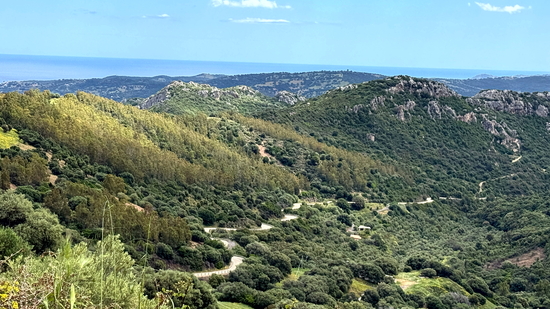 Von Cala Ganone über die Bergwelt geht es mit dem Motorrad durch Sardinien nach Norden Richtung Olbia