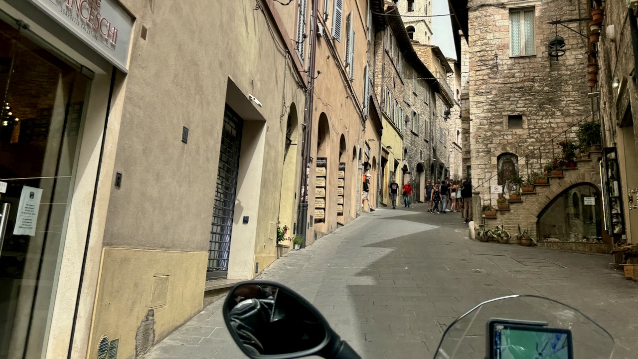 Motorradtour vom Mittelmeer nach Assisi und weiter zum Trasimeno See