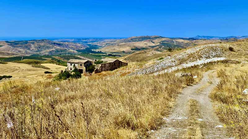 Hügellandschaft auf Sizilien