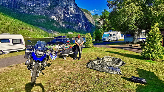 Motorradtour an den Fjorden entlang und über die Bergpässen in Norwegen