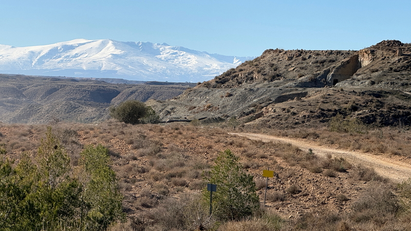 Gorafe Wüste im Süden von Spanien kann mit einem Offroadfahrzeug wie Enduro oder 4x4 Geländewagen durchfahren werden